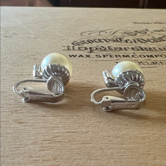 Vintage Napier Classic Pearl Drop Earrings - Cream Pearl Clip ons signed - Picture 4 of 4